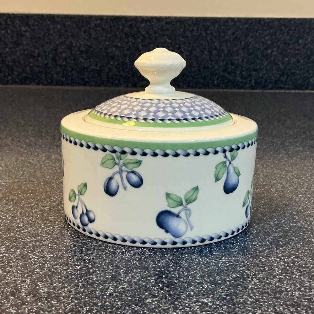 Villeroy & Boch Sugar Bowl w/Lid in Hard-In-Find Provence Pattern - never used!